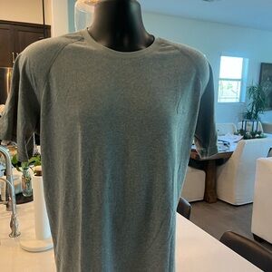 Under Armour Men's Heather Gray Short Sleeve Tee heat Gear